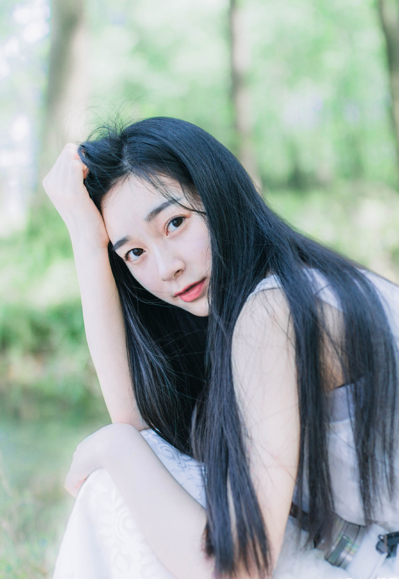 四周的窗全开着，雨做了重重的帘子，那么灰重的掩压了世界，我们如此渴望着想看一看帘外的晴空，它总冷漠的不肯理睬我们盼望。而一个个希望是如此无助的否定掉了，除了无止境的等待之外，你发现没有其他的办法再见阳光。——三毛《雨季不再来》